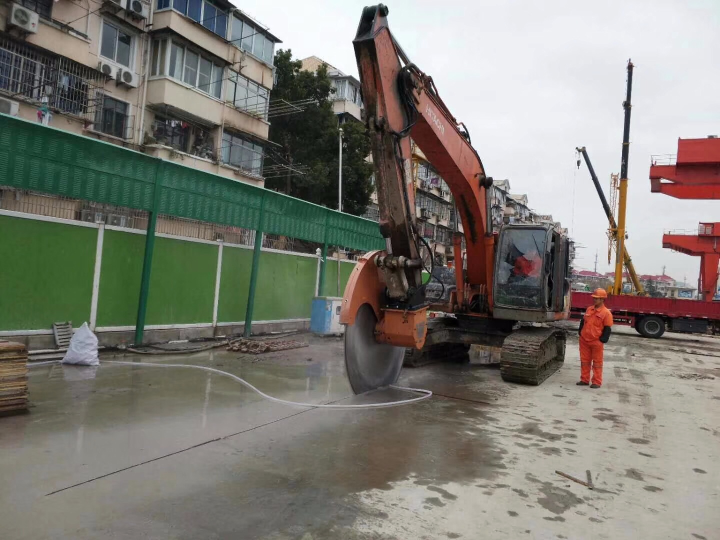 機(jī)械切割鋼筋混凝土